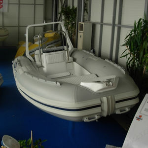 barco inflável com motor de popa