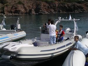 barco inflável com motor de popa