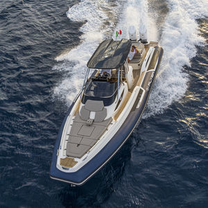 barco inflável com motor de popa