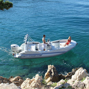 barco inflável com motor de popa