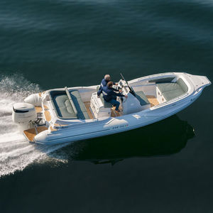 barco inflável com motor de popa