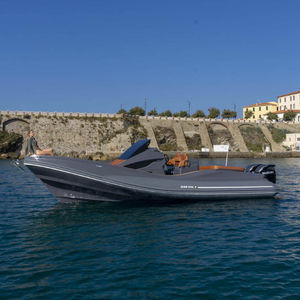 barco inflável com motor de popa