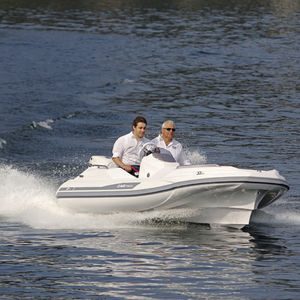 barco inflável com motor de centro