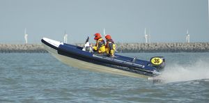 barco inflável com motor de popa 1