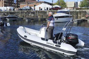 barco inflável com motor de popa