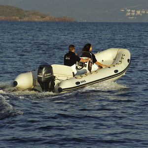 barco inflável com motor de popa