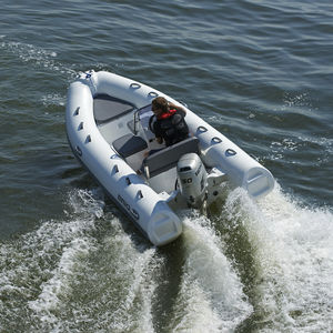 barco inflável com motor de popa