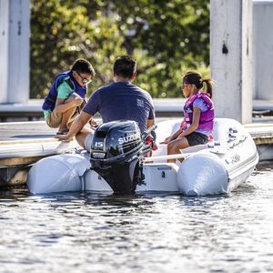 barco inflável com motor de popa 1