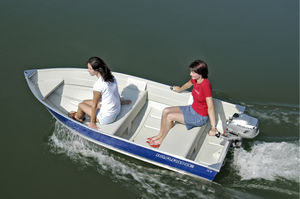 bote com motor de popa