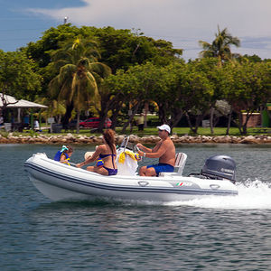 barco inflável com motor de popa