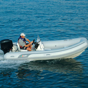 barco inflável com motor de popa