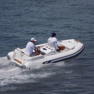 barco inflável com motor de centro 1