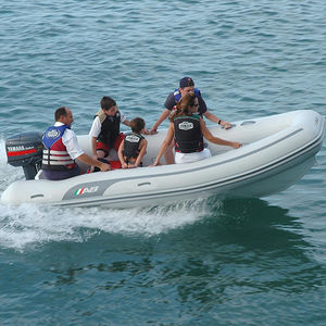 barco inflável com motor de popa