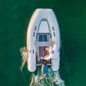 barco inflável com motor de popa