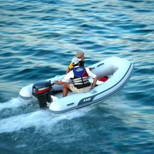 barco inflável com motor de popa
