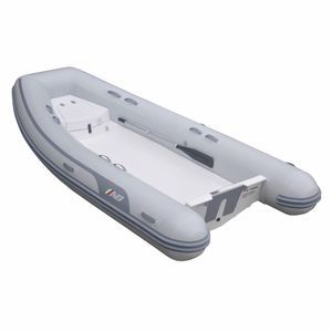 barco inflável com motor de popa