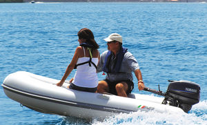 barco inflável com motor de popa