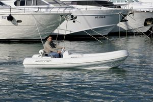 barco inflável com hidrojato