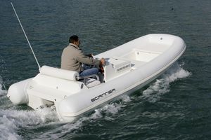 barco inflável com hidrojato