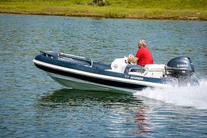 barco inflável com motor de popa