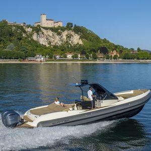 barco inflável com motor de popa