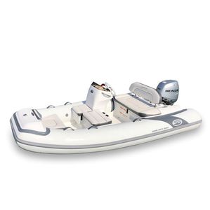 barco inflável com motor de popa
