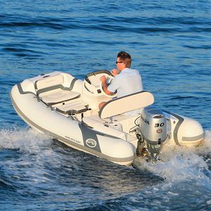 barco inflável com motor de popa