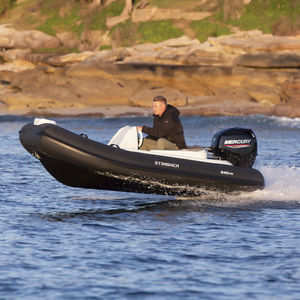 barco inflável com motor de popa