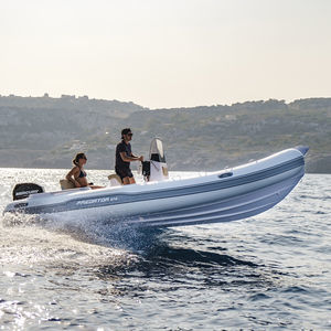 barco inflável com motor de popa