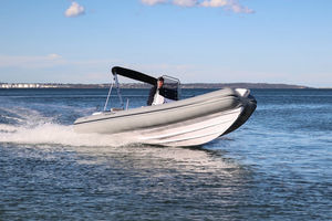 barco inflável com motor de popa