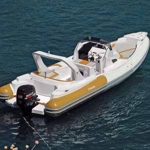barco inflável com motor de centro