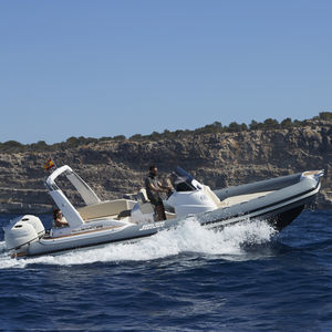 barco inflável com motor de popa