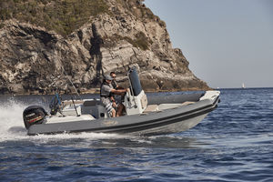 barco inflável de casco rígido (RIB)