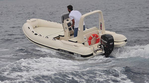 barco inflável com motor de popa