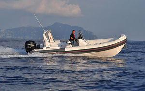barco inflável com motor de popa