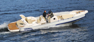 barco inflável com motor de centro 1