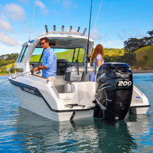 lancha Cabin Cruiser com motor de popa