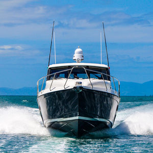 lancha Express Cruiser com motor de centro / bimotor / com hard-top / com cockpit fechado