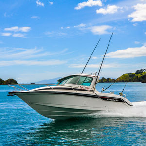 lancha Cabin Cruiser com motor de popa