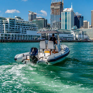 barco inflável com motor de popa