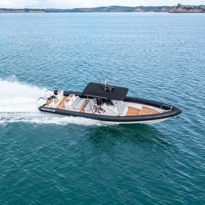 barco inflável com motor de popa