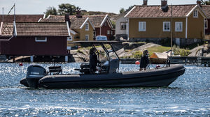 barco inflável com motor de popa