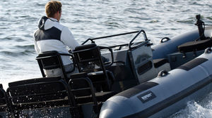 barco inflável com motor de popa