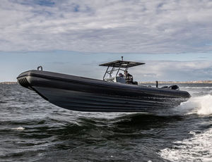 barco inflável com motor de popa