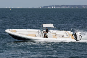 barco inflável com motor de popa