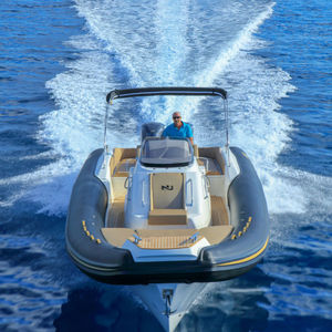 barco inflável com motor de popa