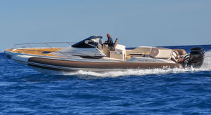 barco inflável com motor de popa / bimotor / semirrígido / com console central