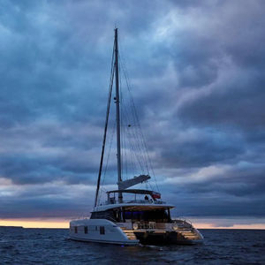 iate a motor catamarã