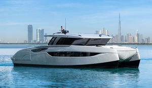 iate a motor catamarã