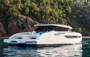 iate a motor catamarã